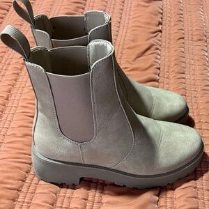 Dirty Laundry Women's Gray Ankle Boots